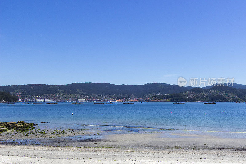 里亚德蓬特韦德拉海滩和Marín村的背景Rías Baixas，蓬特韦德拉省，加利西亚，西班牙。